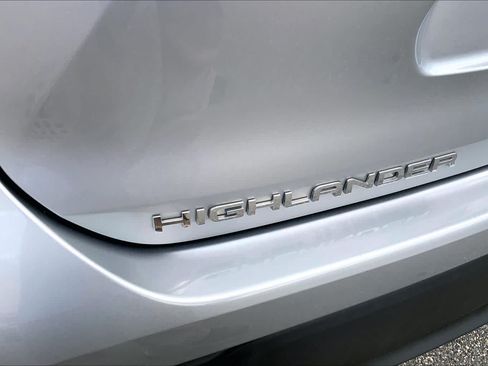 Used 2024 Toyota Highlander XLE AWD/4WD image 30