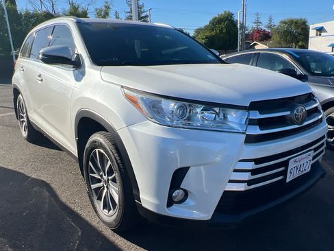 Used 2019 Toyota Highlander XLE AWD/4WD image 3