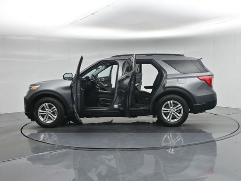 Used 2023 Ford Explorer XLT image 5