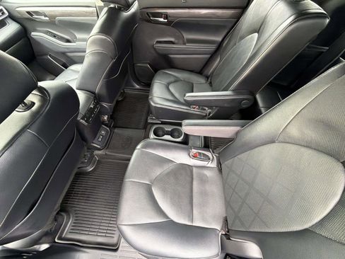 Used 2022 Toyota Highlander Platinum image 4