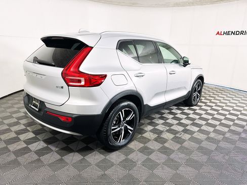 Used 2025 Volvo XC40 B5 Core image 3