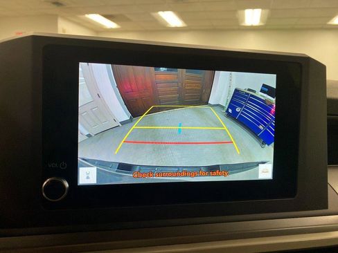 Used 2025 Toyota Tacoma TRD Off-Road image 9