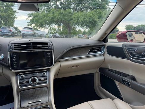 Used 2017 Lincoln Continental Select w/ Technology Package FWD image 17