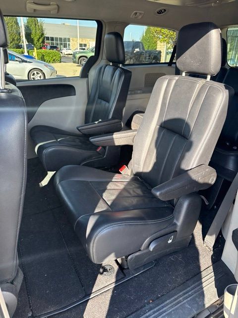 Used 2013 Chrysler Town & Country Touring FWD image 13