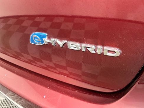 Used 2023 Chrysler Pacifica Touring-L FWD image 3