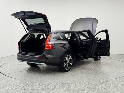 Used 2025 Volvo V60 B5 Cross Country Plus AWD/4WD image 11
