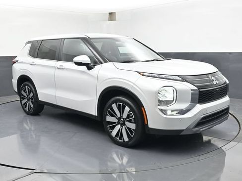 Used 2025 Mitsubishi Outlander SE FWD image 2