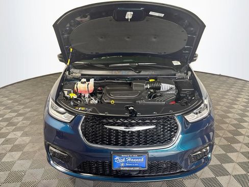 Certified 2025 Chrysler Pacifica Select AWD/4WD image 22