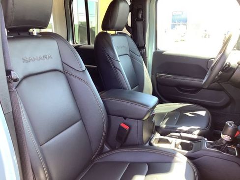 Used 2024 Jeep Wrangler Unlimited Sahara w/ Technology Group AWD/4WD image 40