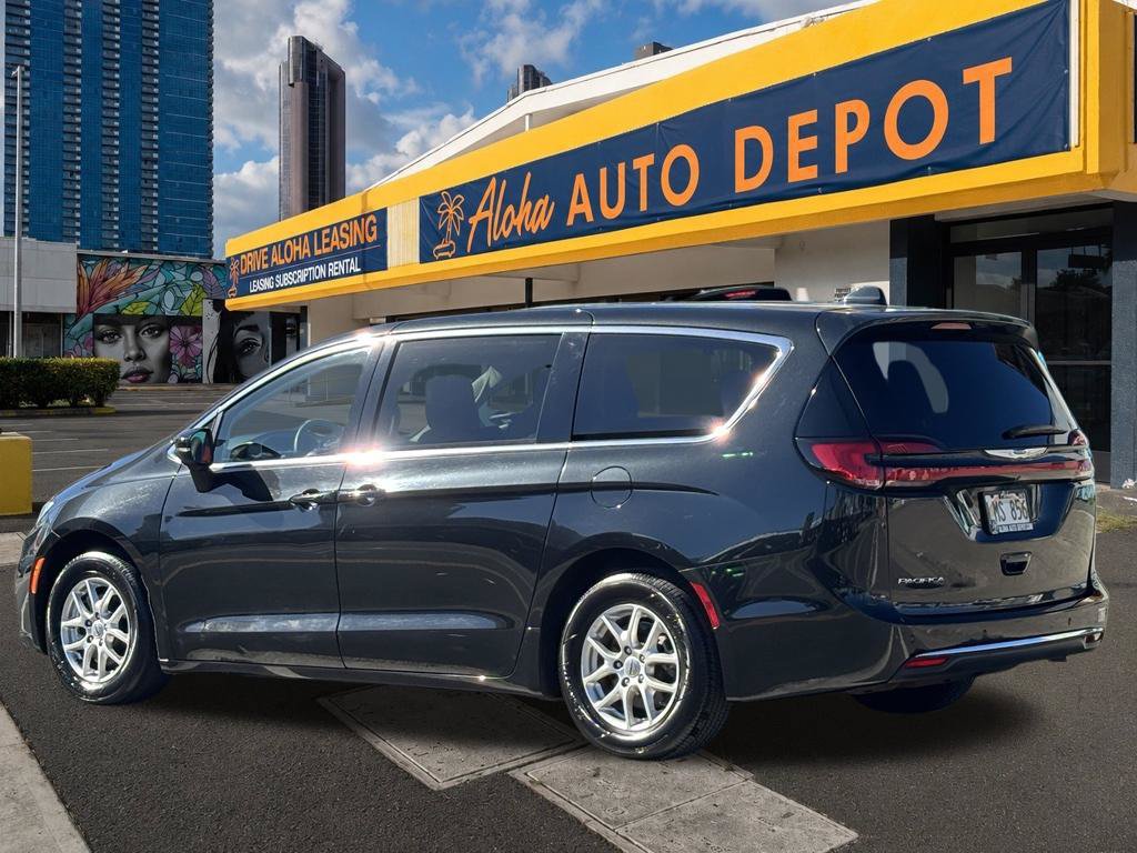 Used 2023 Chrysler Pacifica Touring-L FWD image 3
