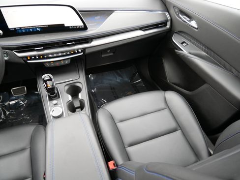 Used 2024 Cadillac XT4 Sport image 11