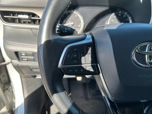 Used 2021 Toyota Highlander XLE AWD/4WD image 13