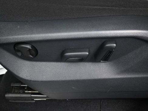 Used 2025 Volkswagen Atlas SE FWD image 24