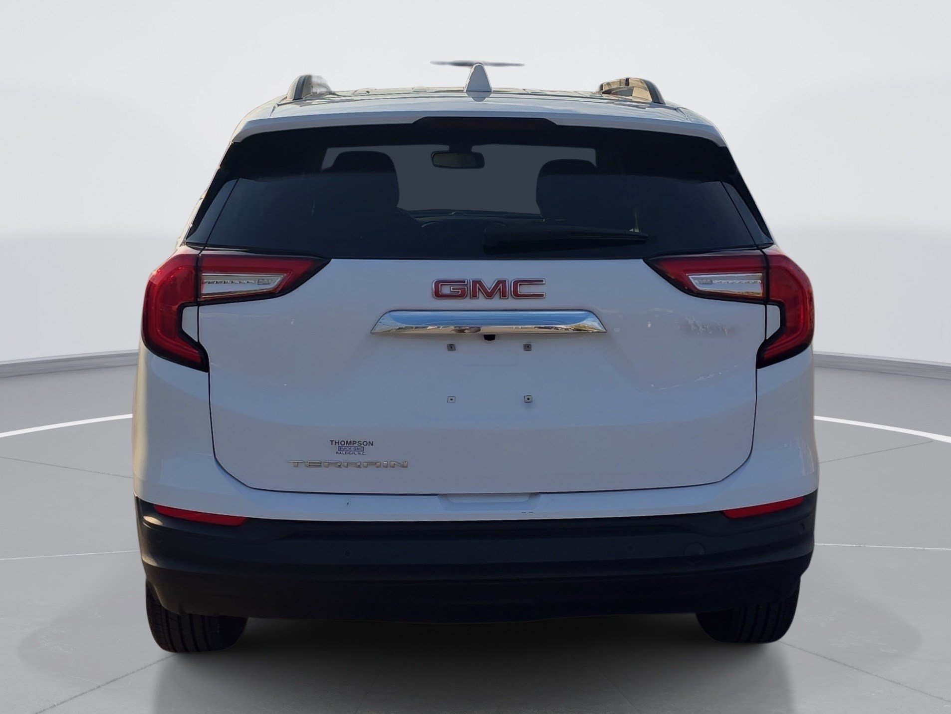 Used 2023 GMC Terrain SLE w/ Driver Convenience Package FWD image 4