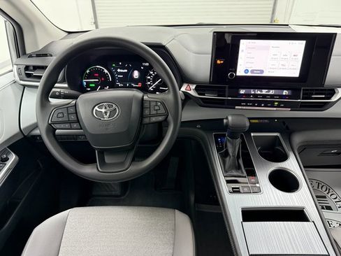 New 2026 Toyota Sienna LE image 30