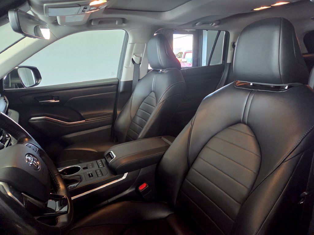 Used 2021 Toyota Highlander XLE AWD/4WD image 7