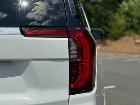 Used 2025 GMC Yukon XL Denali AWD/4WD image 24