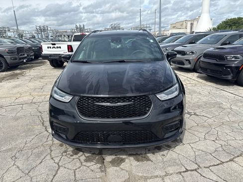 Used 2025 Chrysler Pacifica Limited FWD image 2