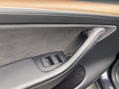 Used 2024 Tesla Model Y Long Range image 31