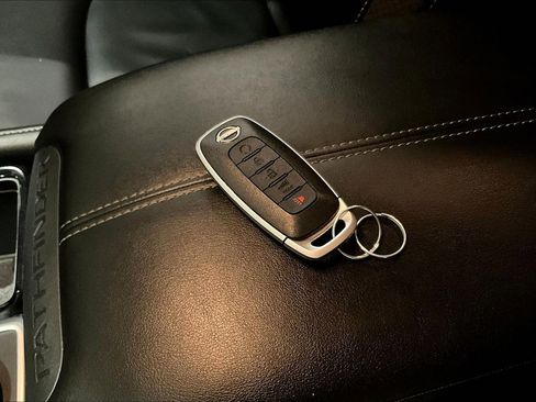 Used 2025 Nissan Pathfinder SL image 35