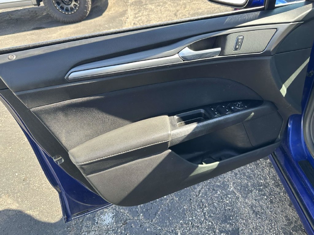 Used 2016 Ford Fusion SE FWD image 16