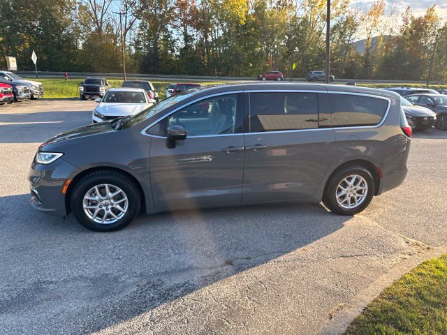 Used 2023 Chrysler Pacifica Touring-L FWD image 28
