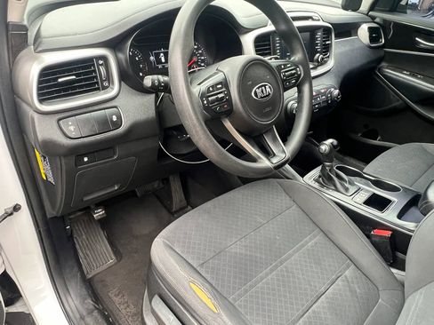 Used 2018 Kia Sorento LX image 16