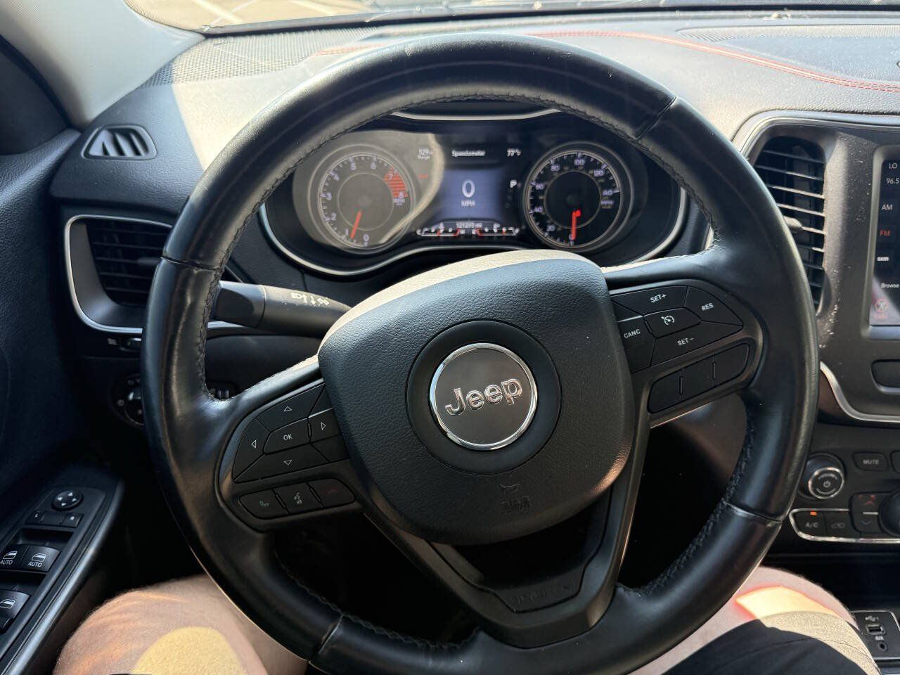 Used 2020 Jeep Cherokee Trailhawk AWD/4WD image 21