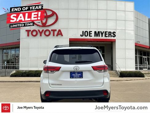 Used 2017 Toyota Highlander LE image 6