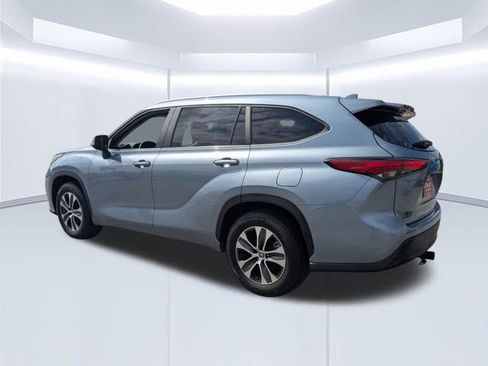 Used 2023 Toyota Highlander XLE FWD image 6