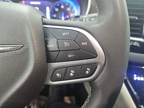 Used 2023 Chrysler Pacifica Touring-L FWD image 24