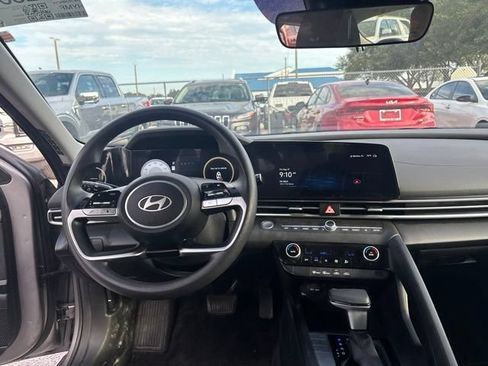 Used 2024 Hyundai Elantra SEL FWD image 11
