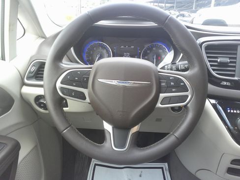 Used 2018 Chrysler Pacifica Touring-L FWD image 17
