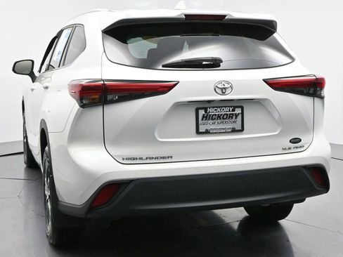 Used 2022 Toyota Highlander XLE AWD/4WD image 6