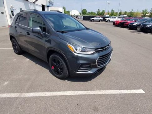 Used 2018 Chevrolet Trax LT w/ LT Convenience Package FWD image 2