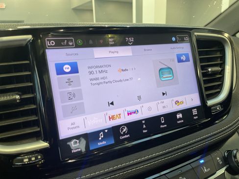 Used 2025 Chrysler Pacifica Limited FWD image 25