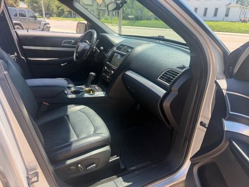 Used 2017 Ford Explorer XLT w/ Equipment Group 202A AWD/4WD image 16