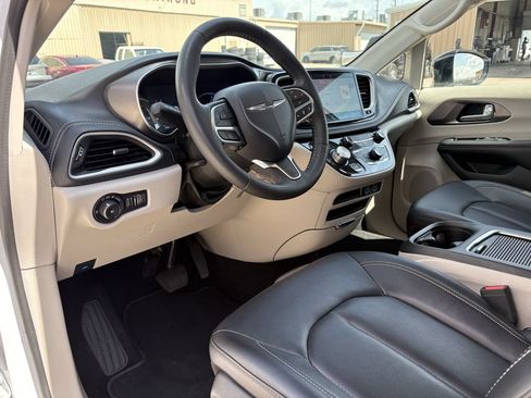 Used 2024 Chrysler Pacifica Limited FWD image 14