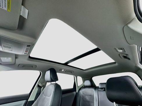 Used 2022 Volkswagen Taos SE w/ Panoramic Sunroof Package FWD image 18