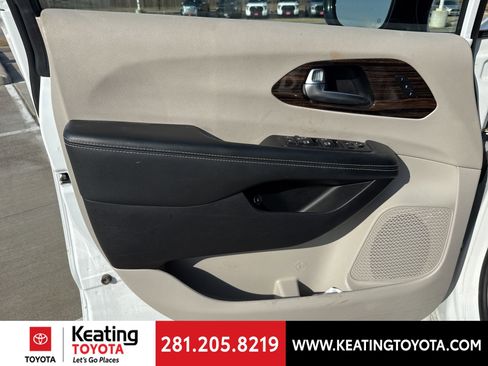 Used 2023 Chrysler Pacifica Limited image 9