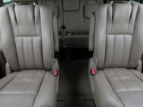 Used 2015 Chrysler Town & Country Touring-L w/ Driver Convenience Group FWD image 13