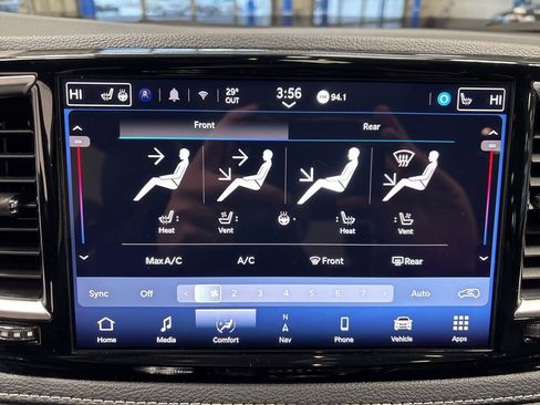 Used 2025 Chrysler Pacifica Limited image 19