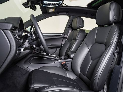 Certified 2026 Porsche Macan AWD/4WD image 5