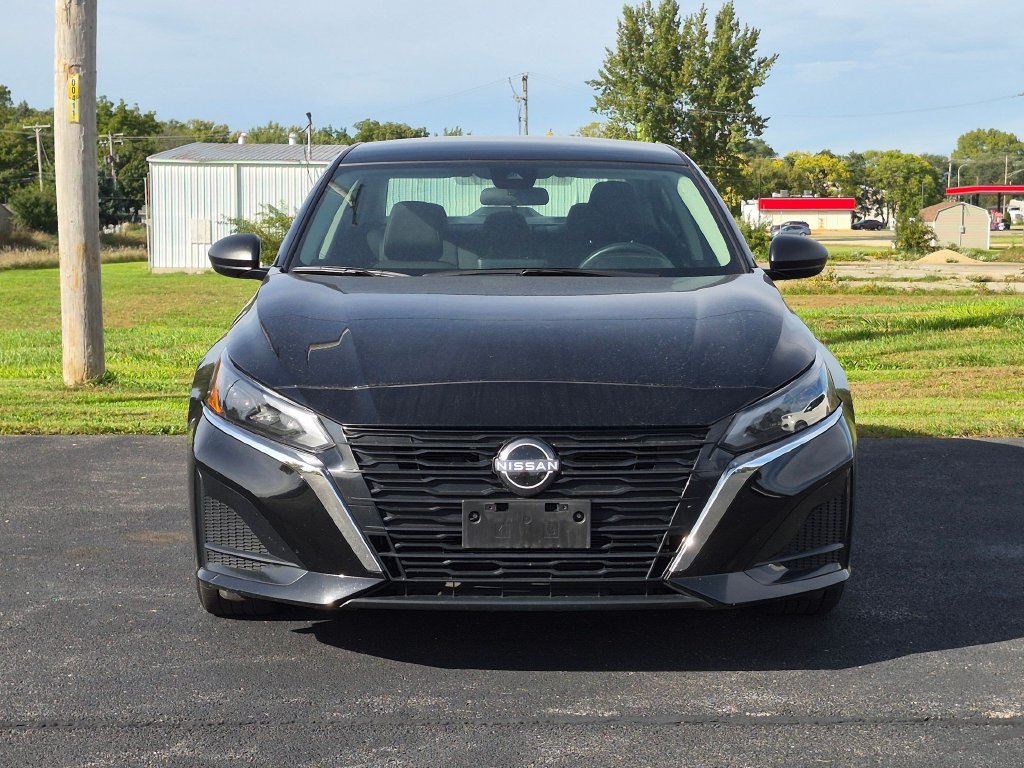 Used 2025 Nissan Altima 2.5 SV FWD image 2