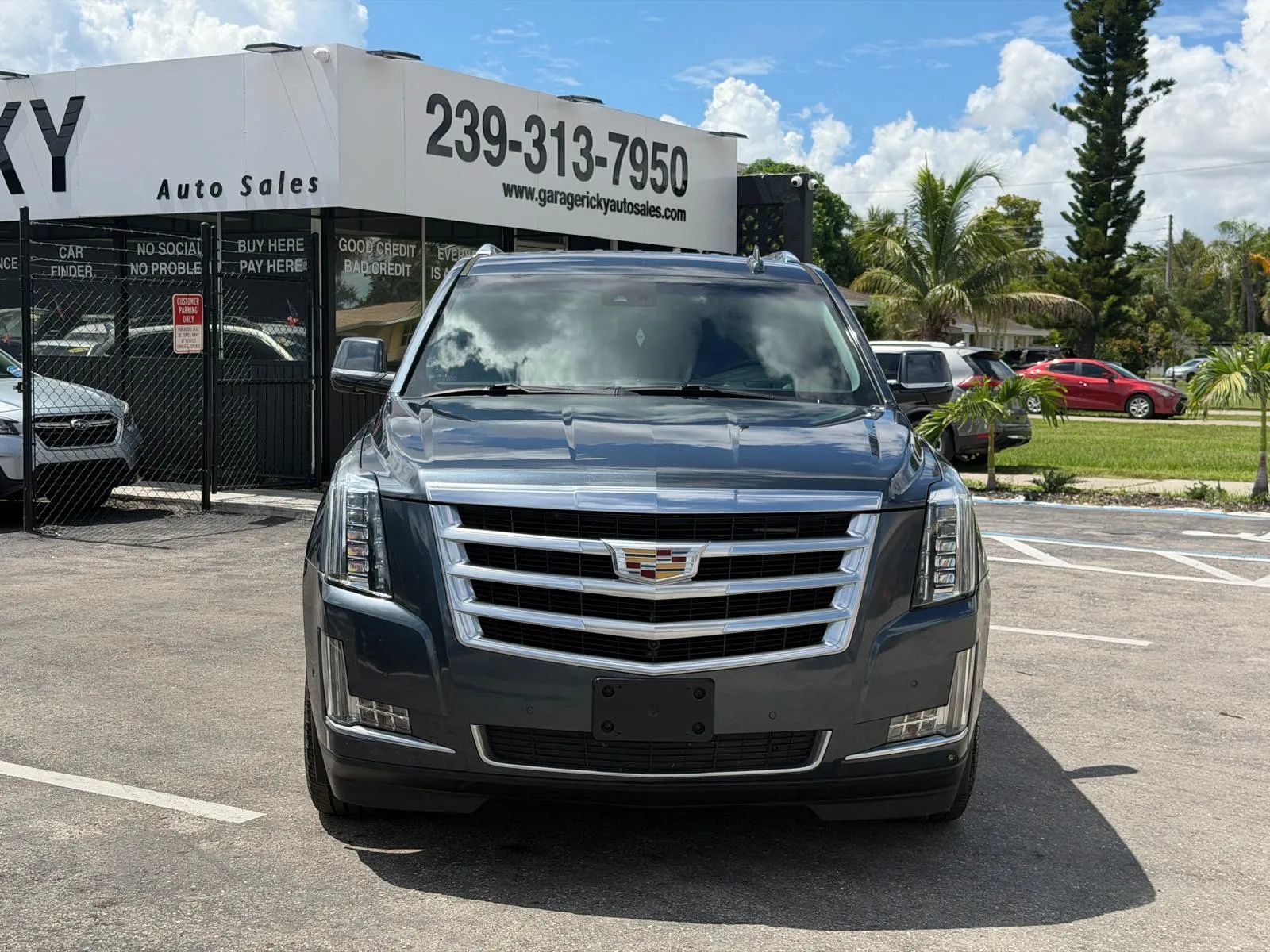 Used 2019 Cadillac Escalade ESV Luxury AWD/4WD image 2