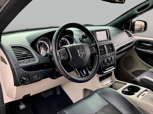 Used 2020 Dodge Grand Caravan SXT FWD image 18