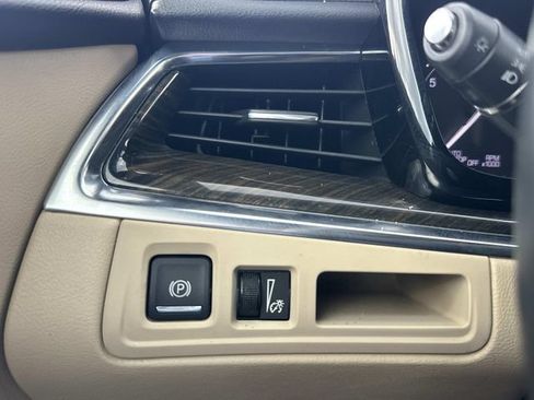 Used 2017 Cadillac XT5 FWD image 19