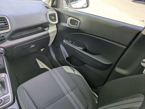 Used 2024 Hyundai Venue SEL FWD image 17