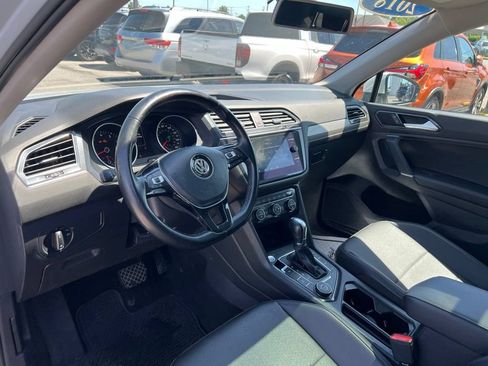 Used 2018 Volkswagen Tiguan SE w/ Panoramic Sunroof Package AWD/4WD image 9