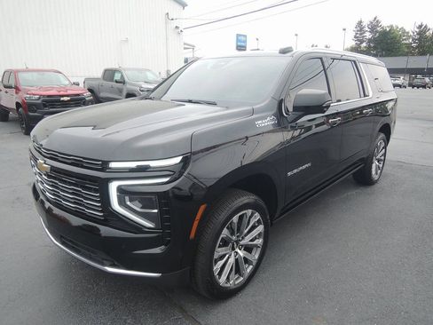 Used 2025 Chevrolet Suburban High Country AWD/4WD image 3